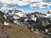 66 Scendendo sul sent. 217 al Monte Campo con vista in Arera